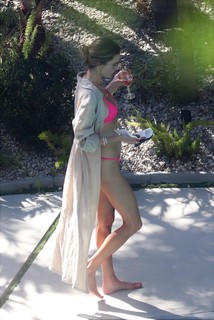 Alessandra Ambrosio feet photo thumbnail