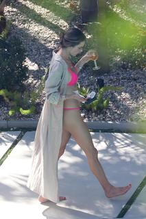 Alessandra Ambrosio feet photo thumbnail