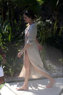 Alessandra Ambrosio feet photo thumbnail