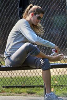 Gisele Bündchen feet photo thumbnail