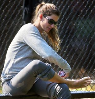 Gisele Bündchen feet photo thumbnail