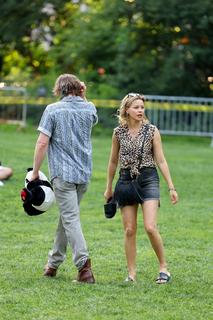 Elizabeth Banks feet photo thumbnail
