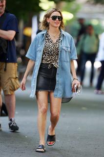 Elizabeth Banks feet photo thumbnail