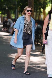 Elizabeth Banks feet photo thumbnail