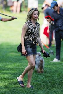 Elizabeth Banks feet photo thumbnail