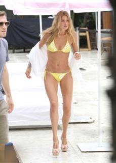 Doutzen Kroes feet photo thumbnail