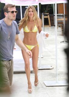 Doutzen Kroes feet photo thumbnail
