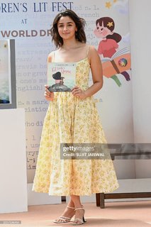 Alia Bhatt feet photo thumbnail