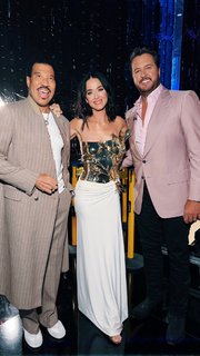 Katy Perry feet photo thumbnail