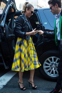 Jessica Alba feet photo thumbnail