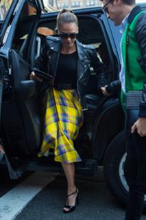 Jessica Alba feet photo thumbnail