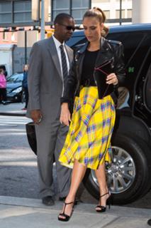 Jessica Alba feet photo thumbnail