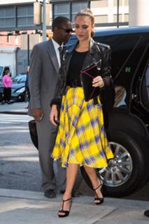 Jessica Alba feet photo thumbnail