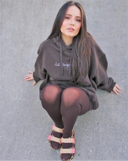 Larissa Manoela feet photo thumbnail