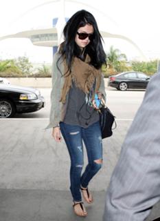 Selena Gomez feet photo thumbnail