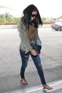 Selena Gomez feet photo thumbnail