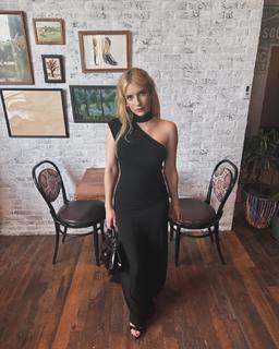 Emma Roberts feet photo thumbnail