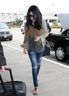 Selena Gomez feet photo thumbnail