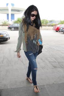 Selena Gomez feet photo thumbnail