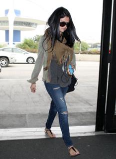 Selena Gomez feet photo thumbnail