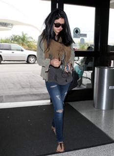 Selena Gomez feet photo thumbnail
