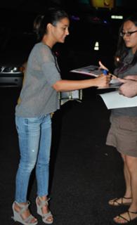 Emmanuelle Chriqui feet photo thumbnail