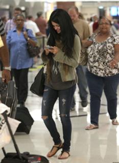 Selena Gomez feet photo thumbnail