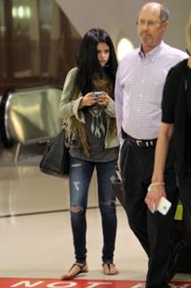 Selena Gomez feet photo thumbnail