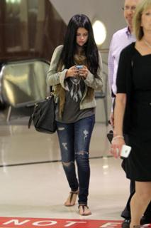Selena Gomez feet photo thumbnail