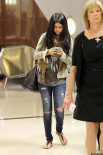 Selena Gomez feet photo thumbnail