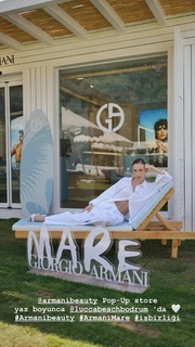 Duygu Özaslan feet photo thumbnail