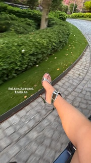 Duygu Özaslan feet photo thumbnail
