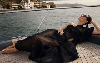 Cansu Dere feet photo 5