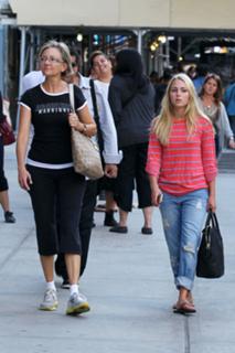 AnnaSophia Robb feet photo thumbnail