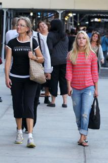 AnnaSophia Robb feet photo thumbnail