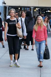 AnnaSophia Robb feet photo thumbnail