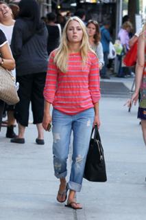 AnnaSophia Robb feet photo thumbnail