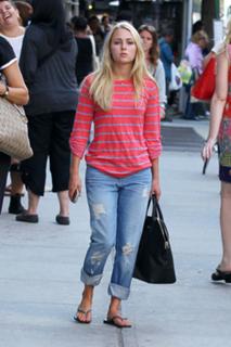 AnnaSophia Robb feet photo thumbnail