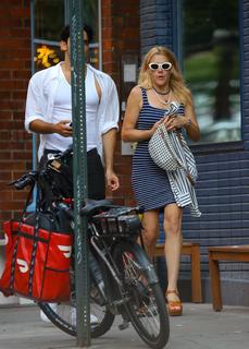 Busy Philipps feet photo thumbnail