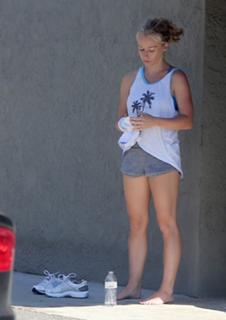Kendra Wilkinson feet photo thumbnail