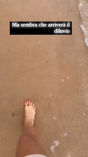 Caterina Balivo feet photo thumbnail