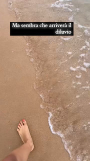 Caterina Balivo feet photo thumbnail
