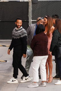 Chrissy Teigen feet photo thumbnail