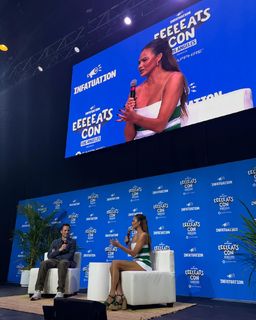 Chrissy Teigen feet photo thumbnail
