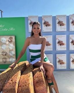 Chrissy Teigen feet photo thumbnail