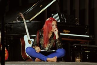 Ewa Farna feet photo thumbnail