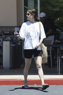 Riley Keough feet photo thumbnail