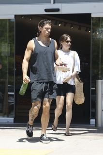 Riley Keough feet photo thumbnail