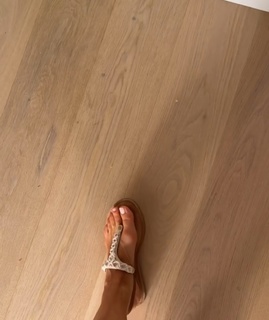 Lola Weippert feet photo thumbnail