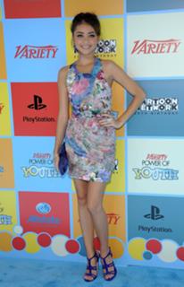 Sarah Hyland feet photo thumbnail